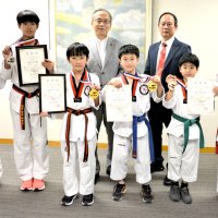 テコンドー組手　児童２人日本一　船橋の道場快挙、市長に報告