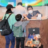 東京ベイ東急ホテルで受け付けする宿泊客＝１１日、浦安市