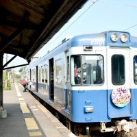 外川駅で出発を待つ銚子電鉄の車両＝銚子市