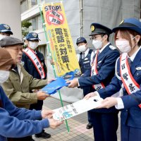 千葉科学大生「一日警察官」　銚子で電話de詐欺注意喚起　