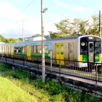 上総亀山駅で出発を待つＪＲ久留里線の車両＝君津市