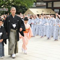 表参道のお練りを終え、成田山新勝寺の境内にたどり着いた（左から）勸玄君、海老蔵さん、ぼたんさん＝２２日午後、成田市