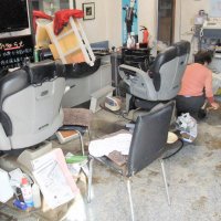 房総豪雨で浸水被害を受けた鵜澤理容店では、美砂子さんが店内の後片づけをしていた＝２０１９年１０月２６日