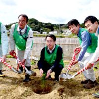 釣ケ崎海岸の松復活へ　一宮町　千葉銀が７３５０本植樹