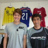 一緒に写真に収まる酒井選手（左）と倉持さん（倉持さん提供）