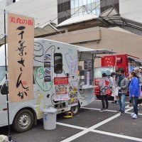 「千葉さんが」に舌鼓　ＪＲ千葉南口広場、６種のメニュー食べ比べ　６日までフェスタ