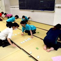 練習する渋谷幕張高校かるた部の部員たち＝千葉市美浜区
