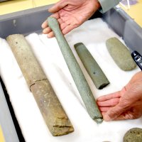 今年の発掘で出土した石剣などの石製品
