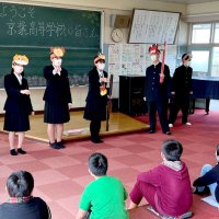 市原・京葉高校生　英語劇「ピーチ・ボーイ」熱演　桃太郎わかりやすく　東海小で出前授業　