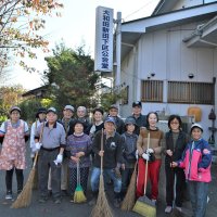 地区住民活動の拠点「大和田新田下区公会堂」に集う「十日会」のメンバー。大和田新田を「大新」と略す呼び方もあるそうだ＝１１月１０日朝、八千代市
