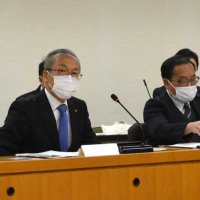市船高サッカー部員の飲酒問題で、市民らに謝罪した船橋市の松戸徹市長（左）＝１５日、同市役所