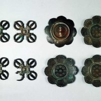 古代インドの投擲（とうてき）用武器を起源とする「羯磨（かつま）」と「羯磨台」。羯磨台の底面には、審海とのゆかりを示す「金澤審海」の銘が刻まれている（県教委文化財課提供）