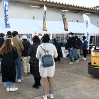 産業まつりの屋台が並びにぎわった新成田市場の関連食品棟前