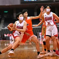 千葉経大付―市柏　第１クオーター、攻め込む千葉経大付の川井田（左）＝船橋アリーナ