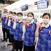 ＜日本代表、Ｗ杯２３日初戦へ＞代表ユニホーム着用し接客　成田空港のＪＡＬ係員
