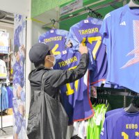 ＜日本代表、Ｗ杯２３日初戦へ＞ユニホームの販売好調　１番人気は伊東選手（元柏）　商機拡大に期待