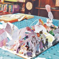 老舗の商家に展示された富来田小児童の作品＝木更津市

