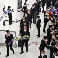 「お疲れ様！」「ブラボー」　空港駆け付けたサポーター、４年後の大躍進も期待　＜サムライブルー帰国＞