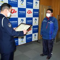 子どもが未明、薄着で１人…　新聞配達員、家出中の９歳児を保護　「普段から協力したいと…」　習志野署が感謝状