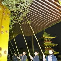 ササ竹使い軒下清掃　成田山ですす払い　１年のほこり落とし清め