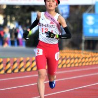 女子　１３位でゴールする成田の長島奈南＝たけびしスタジアム京都