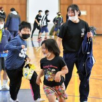 ボクシングのジュニアスポーツ教室で児童と触れ合う入江選手（右）＝千葉市稲毛区の千葉経大付高
