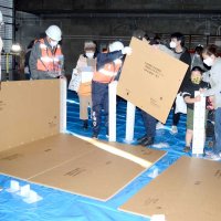 防災訓練で避難所の開設手順を確認する参加者ら