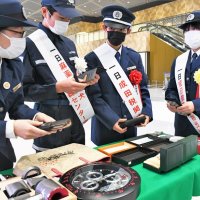 空港の安全守る検査体験　税関１５０周年　成田の中学生が一日支署長　密輸品、違法薬物捜索に奮闘