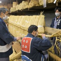 来年の平穏祈り丁寧に…重さ２００キロ「大しめ縄」作り　成田山新勝寺