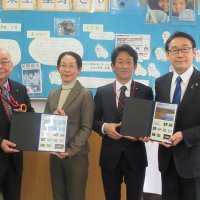 市川出身の写真家、星野道夫　生誕７０周年で記念切手発行　母校・平田小などに寄贈