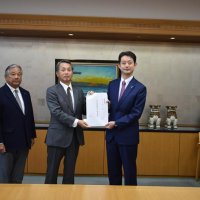 税制改正提言冊子熊谷知事に手渡す　県法人会連合会