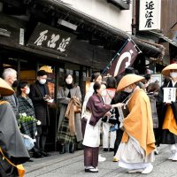 成田山参道で托鉢　新勝寺、歳末助け合い　【師走スケッチ２０２２】