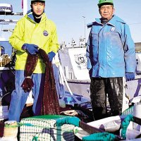 相馬彩人さん（左）と石毛丸船主の石毛政勝さん＝銚子市