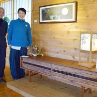 「指物家具」（大谷さん）と「墨絵」（河村さん）が競演　県伝統的工芸品に指定　長南