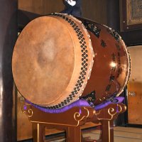 大太鼓に乗ってはたきをかける成田山新勝寺の職員
