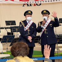 お笑いコンビが一日署長　市原署　クイズで交通安全啓発