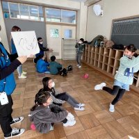 「ジェスチャークイズ」で、お題を熱演する児童