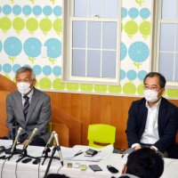 記者会見する菊光会の小菅雅弘理事（左）ら＝２０日午後１０時ごろ、松戸市
