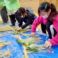 稲わらで正月飾り　高齢者指導、児童手作り　大多喜　【師走スケッチ２０２２】