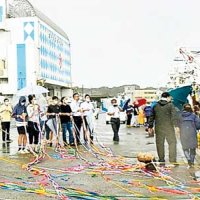 見送りを受けて出発する市漁協所属の第３７傳丸＝８月１８日、銚子市