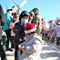 白銀世界に笑顔広がる　クリスマスに「雪の贈り物」　船橋・アンデルセン公園