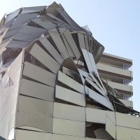 足場囲いが崩れた現場＝２０日午後０時３５分ごろ