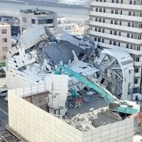 【速報】船橋のビル解体現場で足場囲い崩れる　放水作業中の男性重傷　近隣住民「ものすごい音、真っ白な粉じんが…」