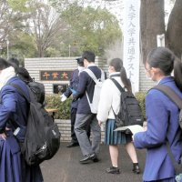 大学入学共通テストの会場に向かう受験生ら＝１４日、千葉市稲毛区の千葉大学西千葉キャンパス
