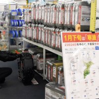 オートウェーブ宮野木店のチェーン売り場に設置された寒波への注意を呼びかけるボード＝２３日午後、千葉市稲毛区