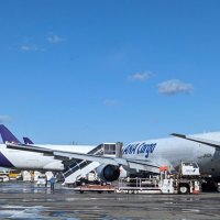 駐機スポットに入る際にスリップしたと見られるＡＮＡの貨物専用機。通常は奥の飛行機と平行に駐機することになっている＝２５日午前１０時２０分ごろ、成田空港
