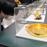すき焼き鍋が９千万円　１億１千万円相当の金塊持ち上げ体験も　船橋東武で「大黄金展」