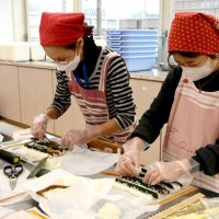 太巻き寿司を作る千葉伝統郷土料理研究会の会員