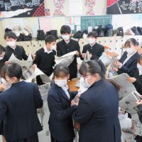 ディベートで新聞活用　県立国府台高校（市川市）　【ＮＩＥ報告　千葉県内実践校の取り組み】（１）