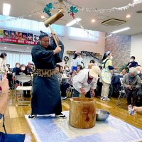 力士が餅つき　高齢者と交流　旭の「やすらぎ園」